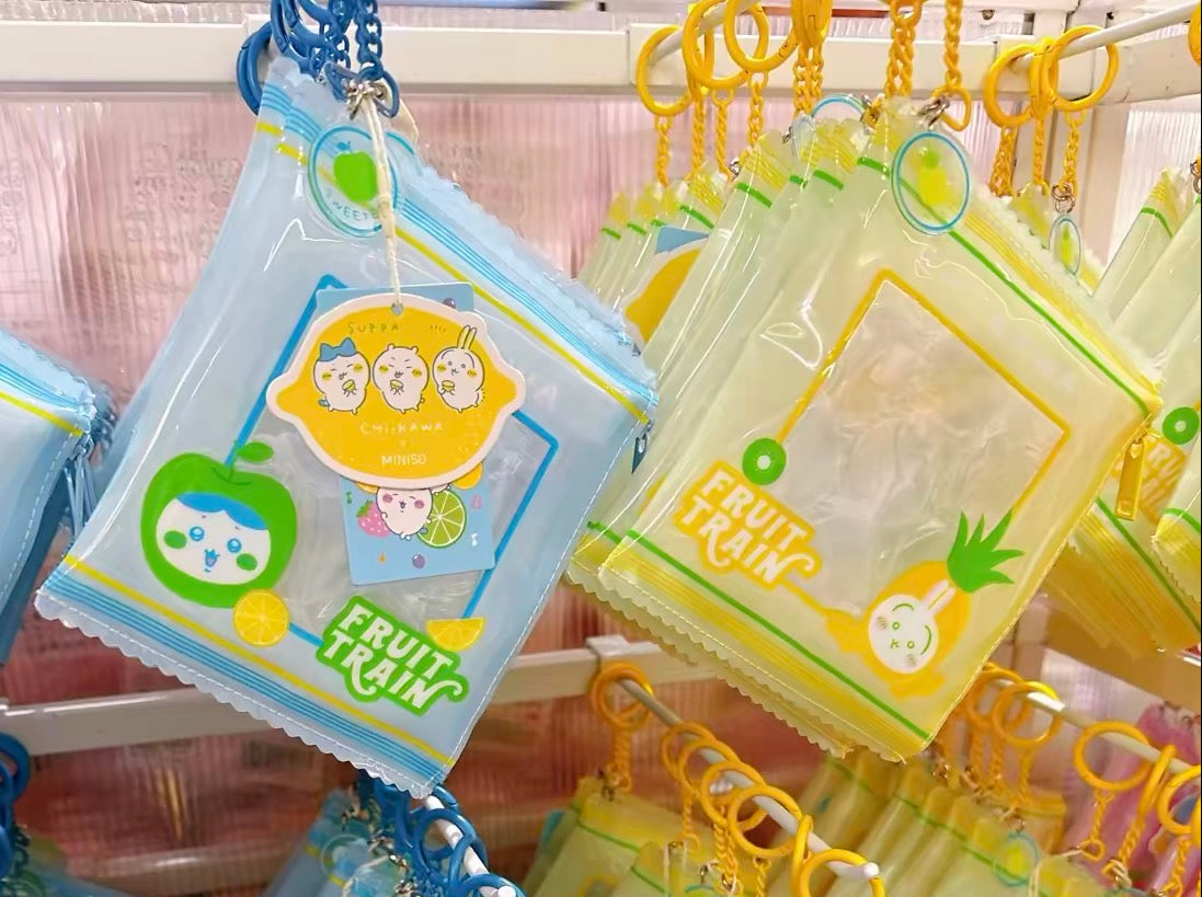 ชิอิคาวะ X มินิโซะ คอลเลคชันตลาดผลไม้ | ชิอิคาวะ ฮาจิวาเระ อุซากิ สไตล์ผลไม้ กระเป๋าพลาสติกใส กระเป๋าพวงกุญแจตุ๊กตา - ของน่ารัก ของตกแต่งห้อง