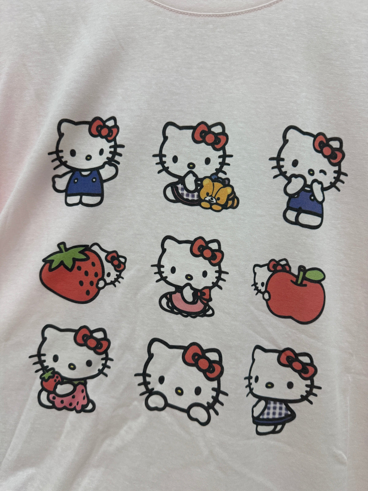 韓国ファッションキュートなカートゥーンスタイルTシャツシリーズ | ヴィンテージハローキティといちご - かわいいファッションアイテム