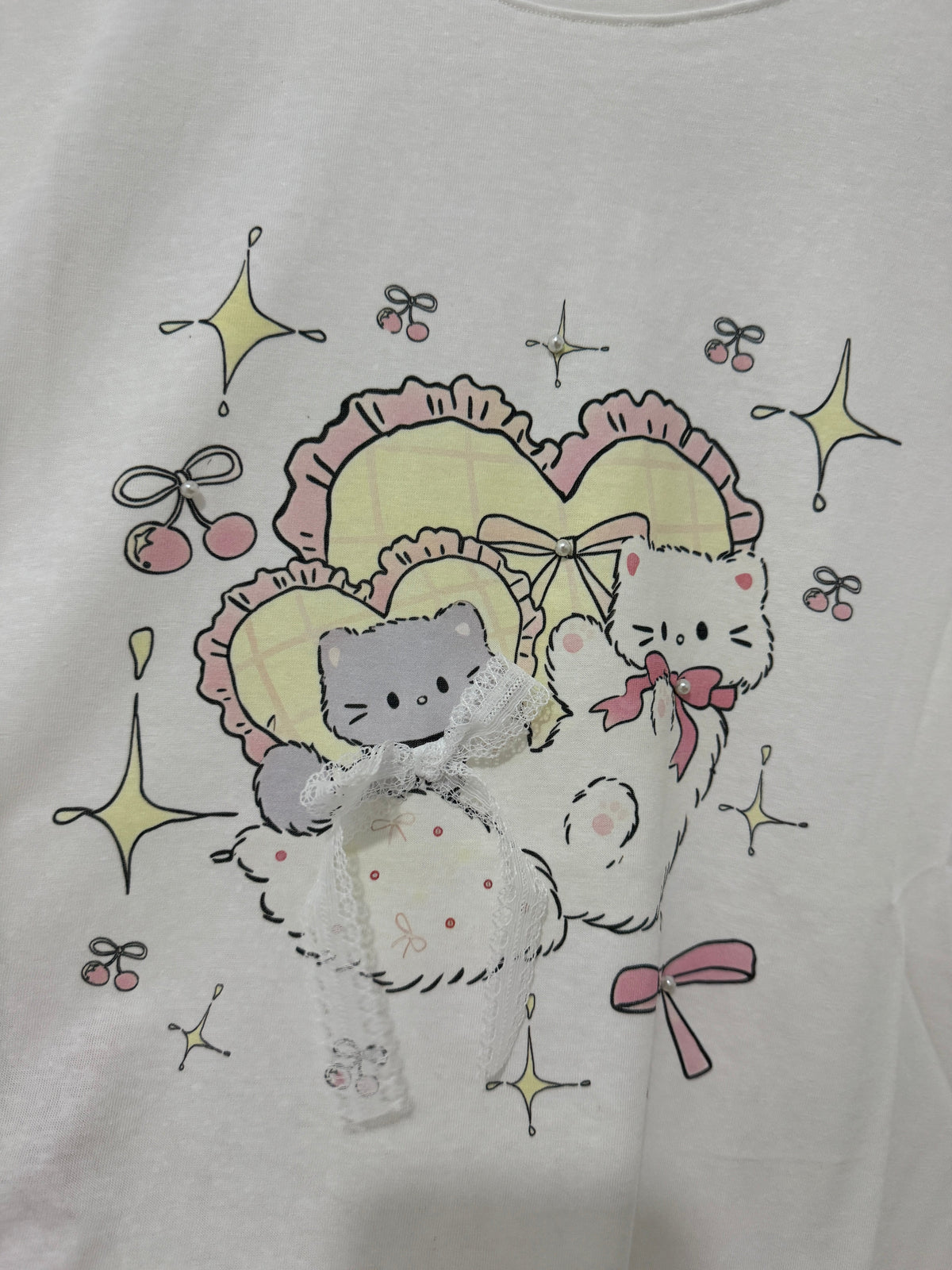 เสื้อเชิ้ตแฟชั่นสไตล์เกาหลีลายสัตว์น่ารัก | ลายแมวขาวและเทาพร้อมหมอนรูปหัวใจ - สินค้าแฟชั่นคาวาอี้