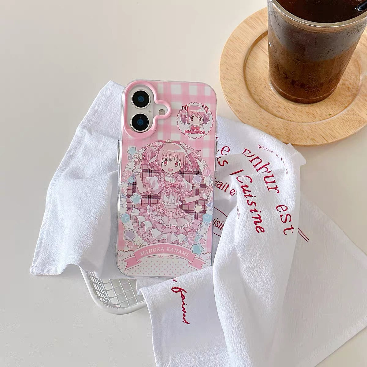 เคสเลเซอร์การ์ตูนญี่ปุ่น Puella Magi Madoka Magica เวอร์ชั่นชุดโลลิต้า | มาโดกะ มิกิ โทโมเอะ ซากุระ อาเคมิ - เคส iPhone PLUS SE2 11 12 13 14 15 16 16e 17 17e Pro Promax 12mini 13mini