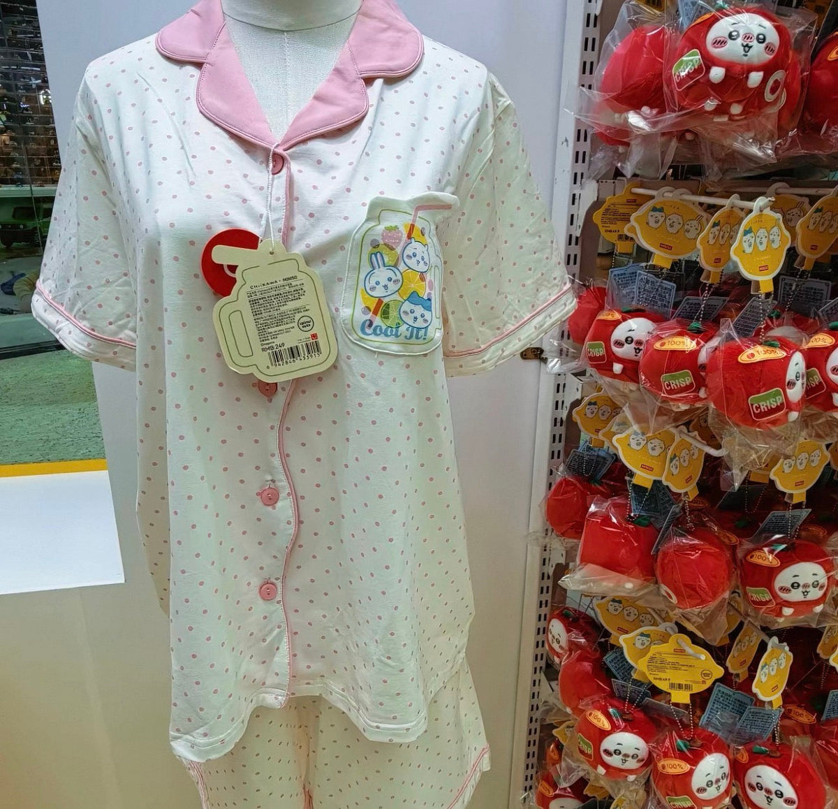 ChiiKawa X Miniso Fruit Market Series Pop Store Limited | ชุดนอนลายจุดสีชมพู - ของใช้น่ารัก ของตกแต่งห้อง ตุ๊กตา