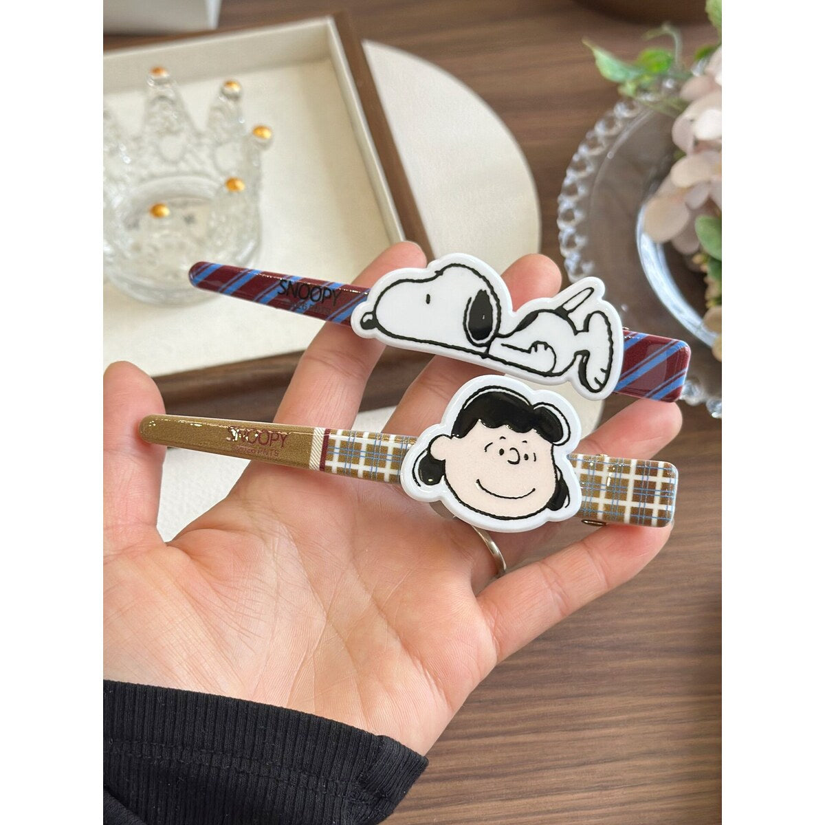 Snoopy & Lucy extra-large bar clips held in hand