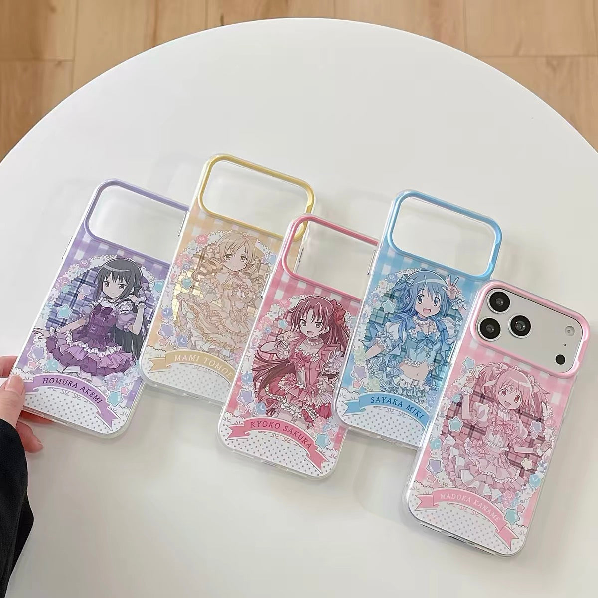 เคสเลเซอร์การ์ตูนญี่ปุ่น Puella Magi Madoka Magica เวอร์ชั่นชุดโลลิต้า | มาโดกะ มิกิ โทโมเอะ ซากุระ อาเคมิ - เคส iPhone PLUS SE2 11 12 13 14 15 16 16e 17 17e Pro Promax 12mini 13mini