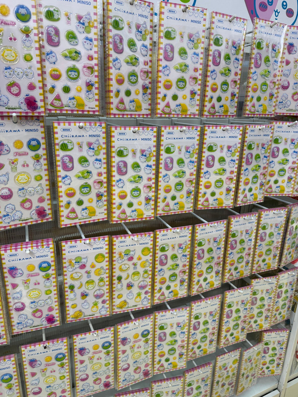 ChiiKawa X Miniso คอลเลคชันตลาดผลไม้ | สติกเกอร์คริสตัลอีพ็อกซี่ลายการ์ตูน ChiiKawa Hachiware Usagi สไตล์ผลไม้น่ารัก - ของตกแต่งห้องคาวาอี้