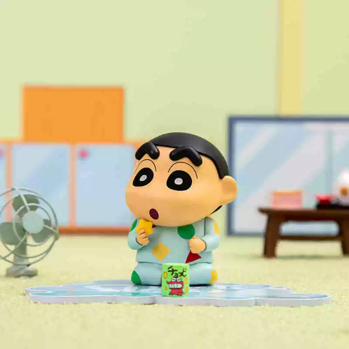 Crayon Shin-chan cookie time phone stand figure eating a biscuit