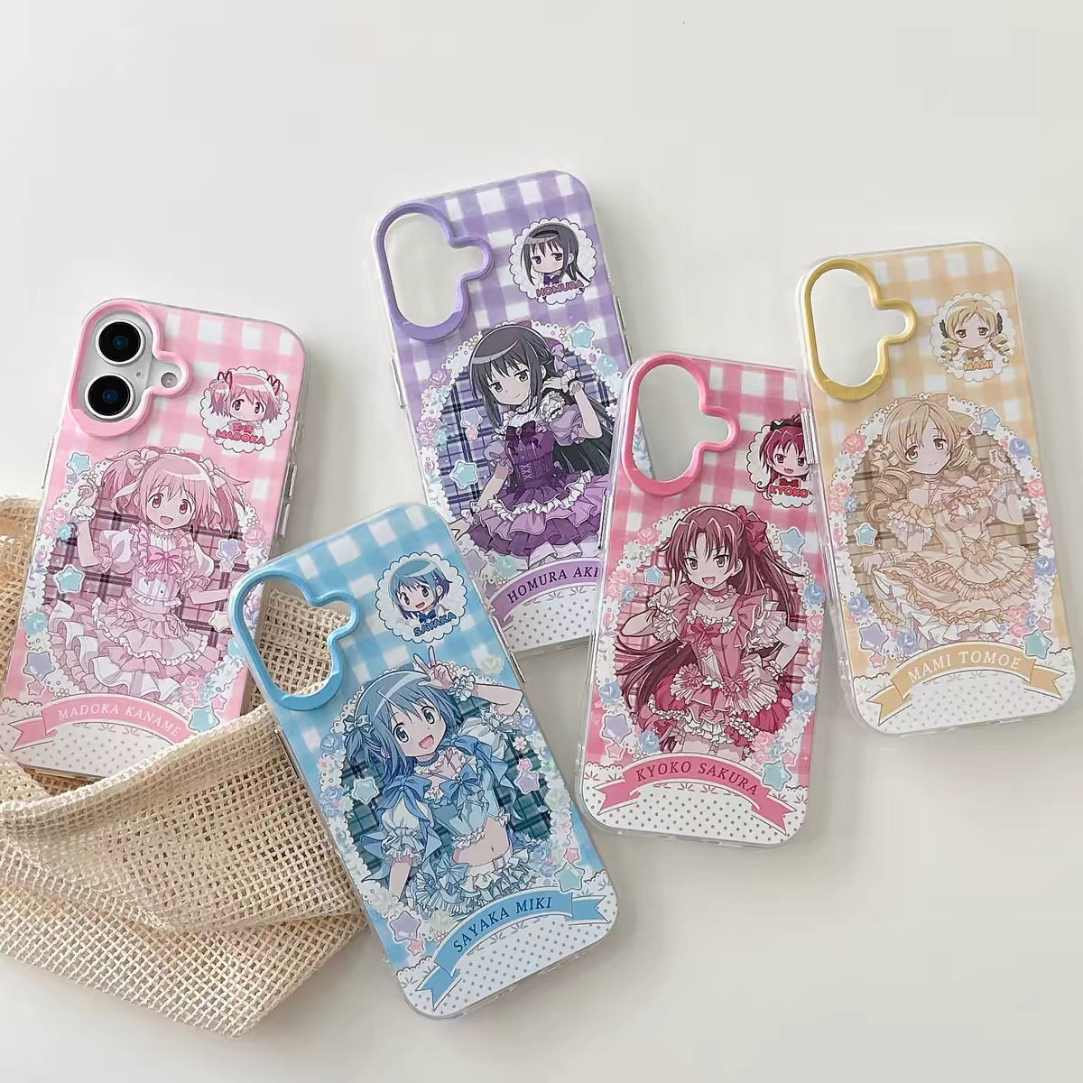 เคสเลเซอร์การ์ตูนญี่ปุ่น Puella Magi Madoka Magica เวอร์ชั่นชุดโลลิต้า | มาโดกะ มิกิ โทโมเอะ ซากุระ อาเคมิ - เคส iPhone PLUS SE2 11 12 13 14 15 16 16e 17 17e Pro Promax 12mini 13mini