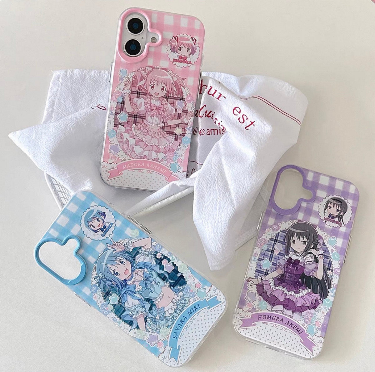 เคสเลเซอร์การ์ตูนญี่ปุ่น Puella Magi Madoka Magica เวอร์ชั่นชุดโลลิต้า | มาโดกะ มิกิ โทโมเอะ ซากุระ อาเคมิ - เคส iPhone PLUS SE2 11 12 13 14 15 16 16e 17 17e Pro Promax 12mini 13mini