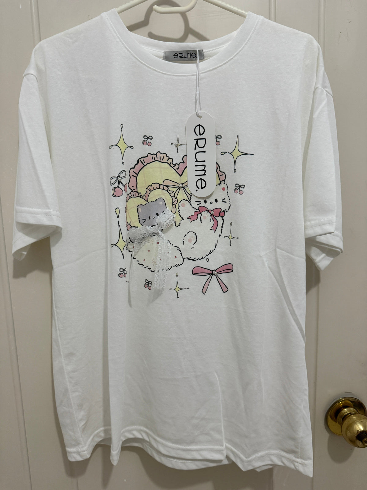 เสื้อเชิ้ตแฟชั่นสไตล์เกาหลีลายสัตว์น่ารัก | ลายแมวขาวและเทาพร้อมหมอนรูปหัวใจ - สินค้าแฟชั่นคาวาอี้