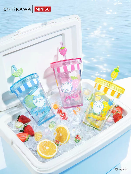 ChiiKawa X Miniso Fruit Market Series | แก้วน้ำใสพร้อมหลอด ChiiKawa Hachiware Usagi ลายผลไม้ - ของน่ารัก ของตกแต่งห้อง