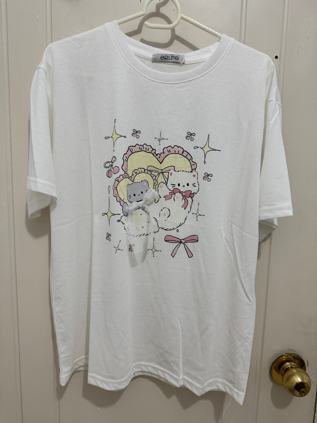 Korean Fashion Cute Animal Style Shirt Series | White & Grey Cats with Heart Cushion - Kawaii Fashion Items