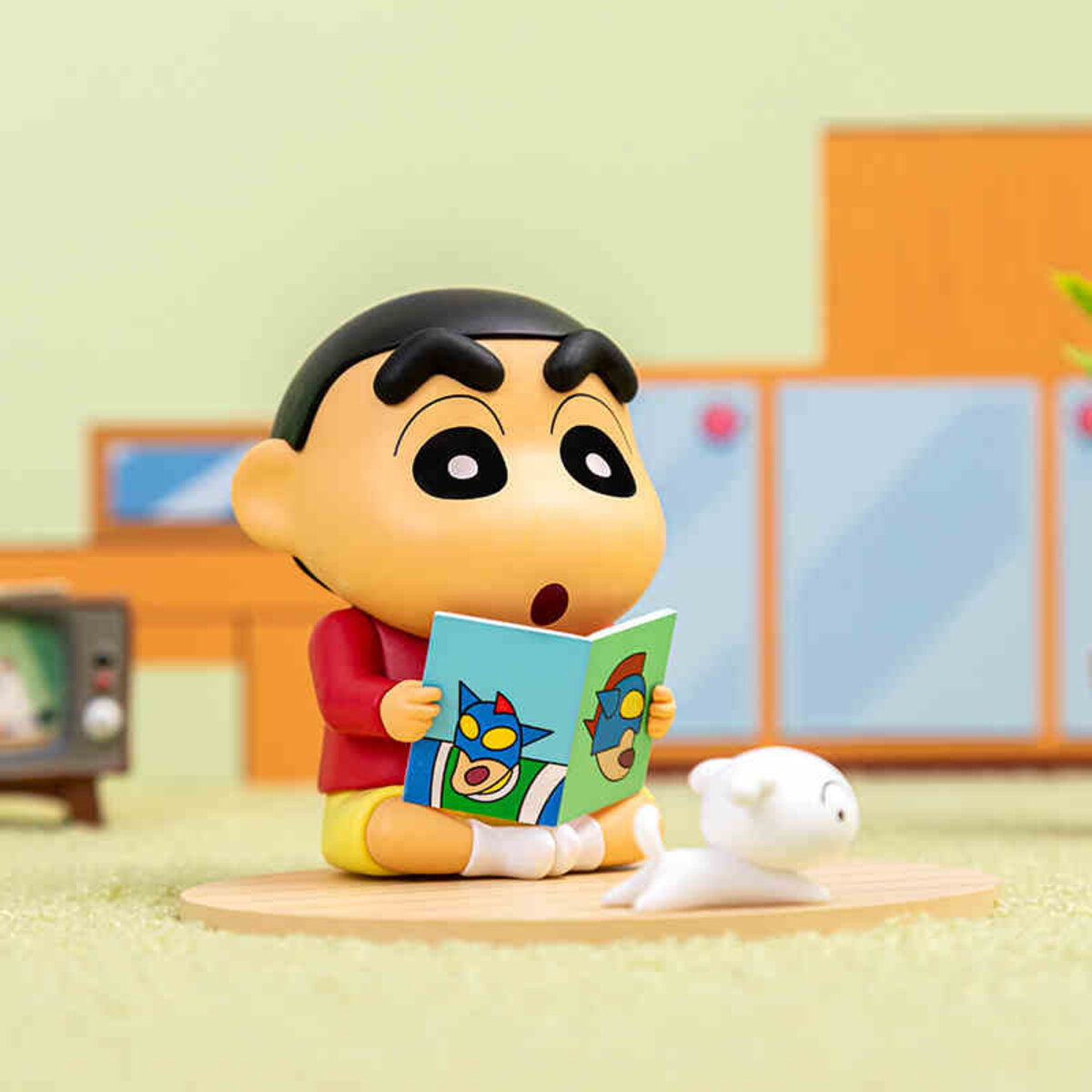 Crayon Shin-chan comic reading phone stand figure reading an Action Kamen comic with Shiro