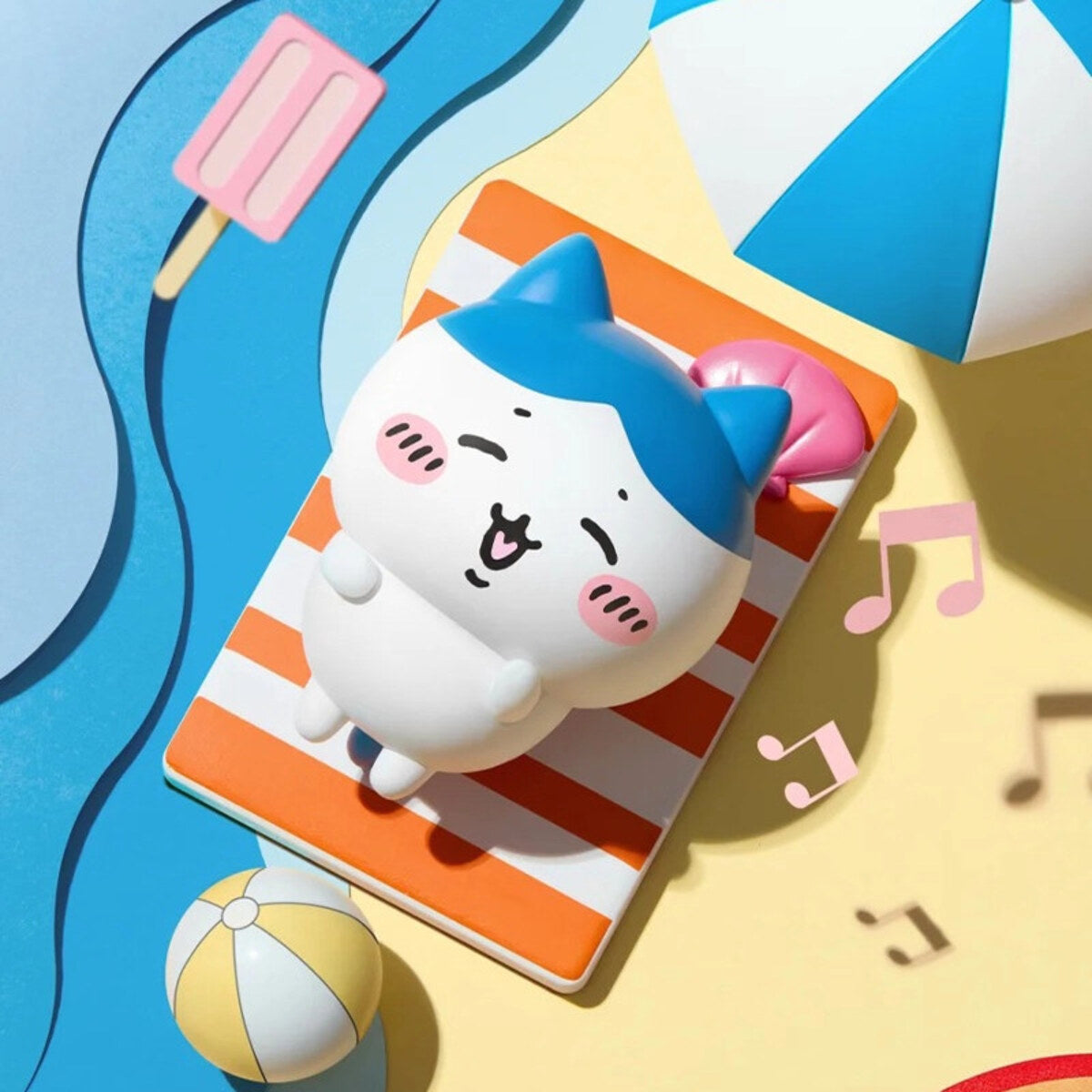 Hachiware relaxing under a beach umbrella figure from the MINISO Chiikawa Summer Momo Cha Series