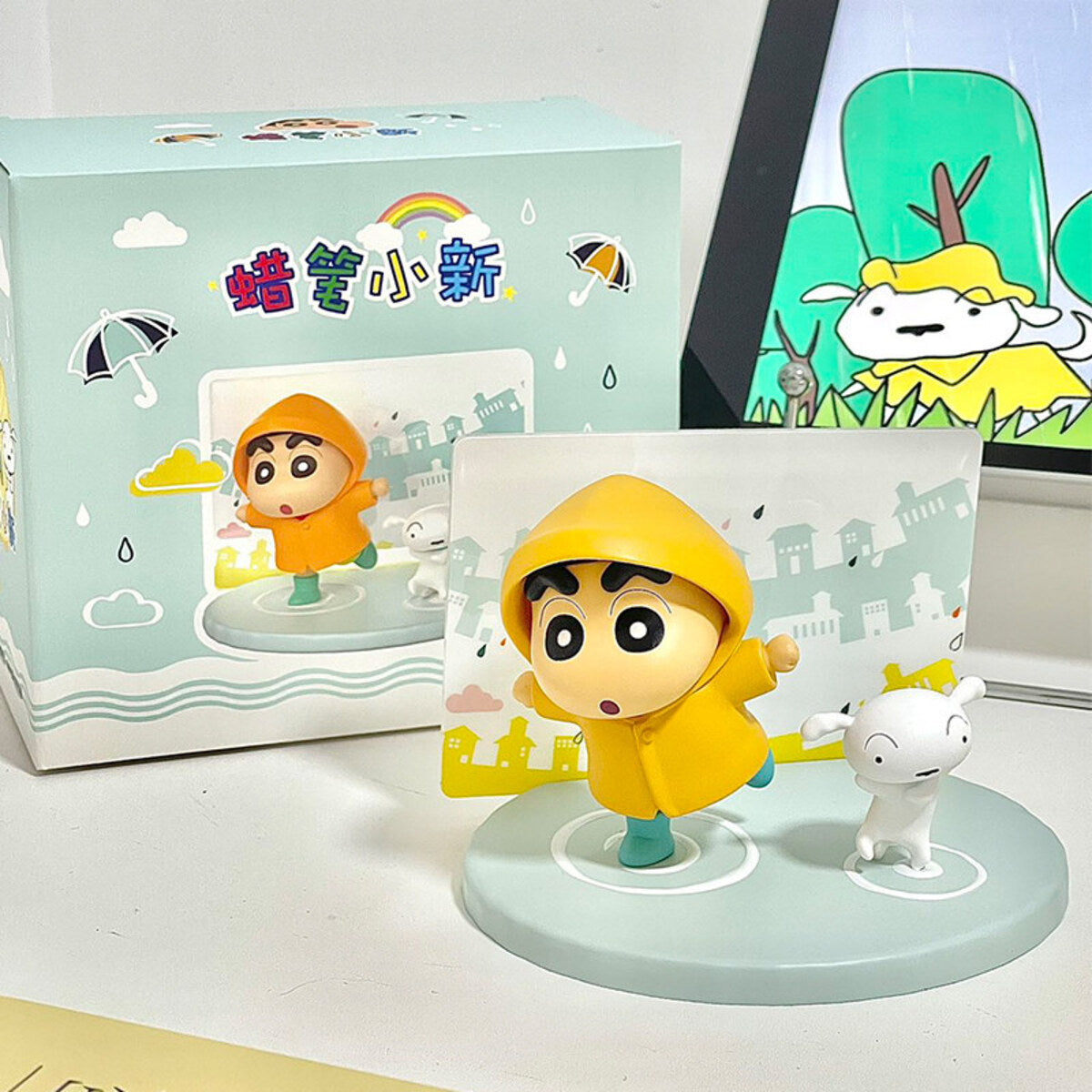 Crayon Shin-chan raincoat scene figure in a yellow raincoat with Shiro and rainy city backdrop